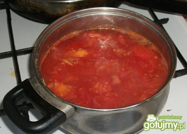 Gołąbki z chilli z sosie z pomidorów