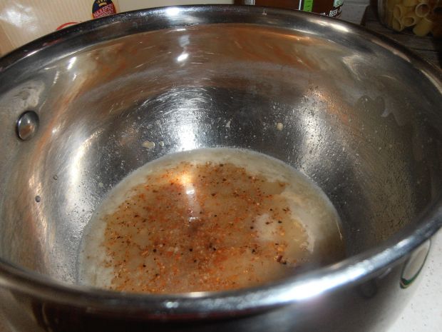 Golonka z dipem grillowym i ziemniakami w chrzanie