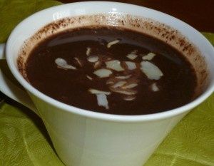 Gorąca czekolada z dodatkiem migdału