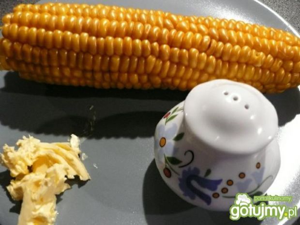 gotowana kukurydza z masłem czosnkowym