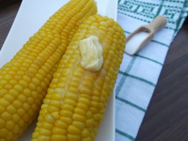 Gotowana kukurydza z masłem i solą