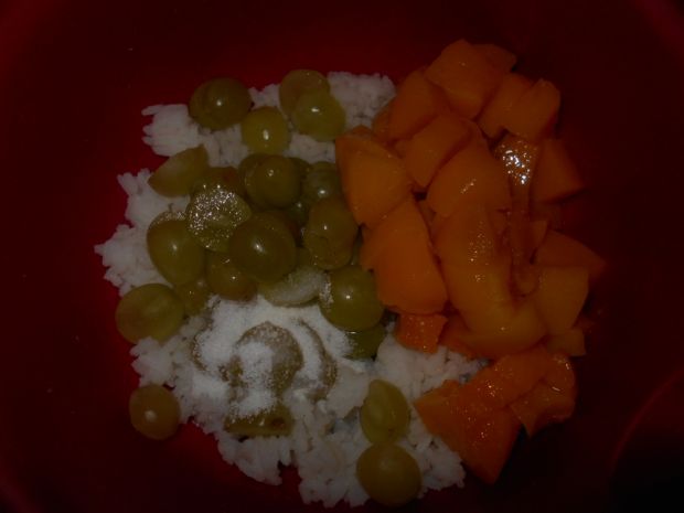 Gotowany ryż z owocami