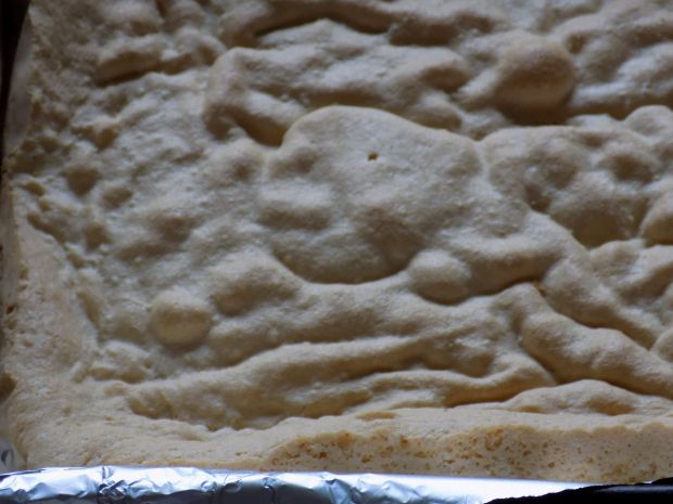 Gotowany sernik z kajmakiem na biszkopcie