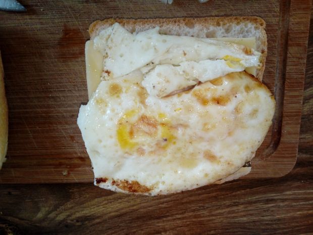 Grillowana kanapka z jajkiem