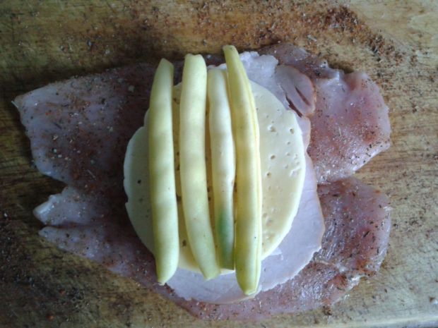 Grillowana pierś z szynką, serem i fasolką 
