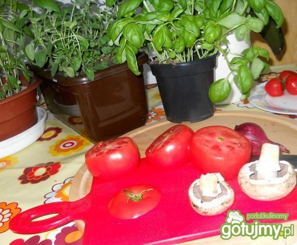 Grillowane pomidory nadziewane  jajkiem 