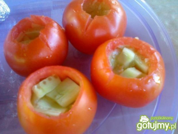 Grillowane pomidory z serem i ogórkiem