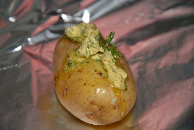 Grillowane ziemniaki z masłem cebulowo-ziołowym