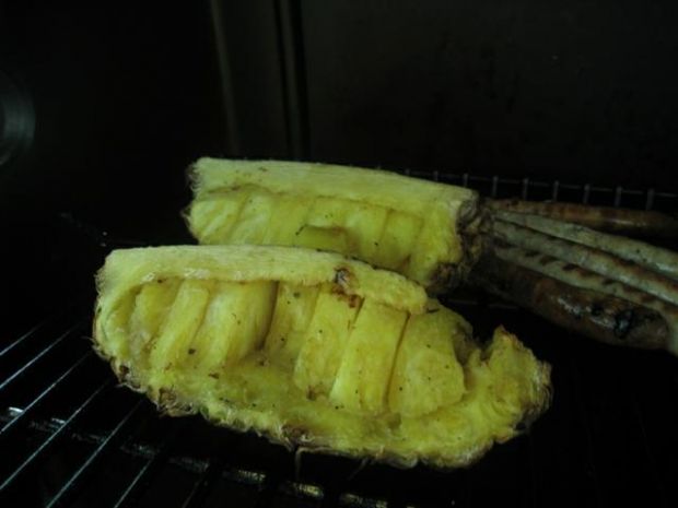 Grillowany ananas w syropie klonowym