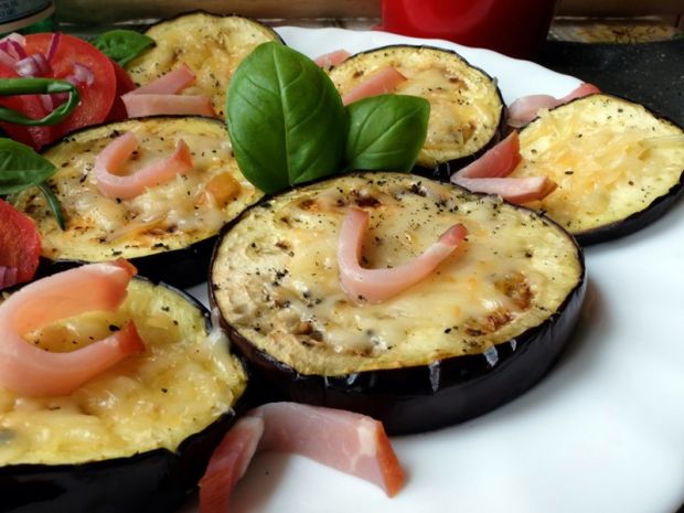 Grillowany bakłażan z serem i pomidor z bazylią