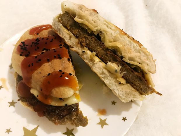 Grillowany burger z oliwkami