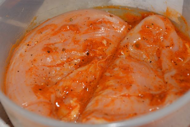 Grillowany kurczak i szparagi w sosie cytrynowym