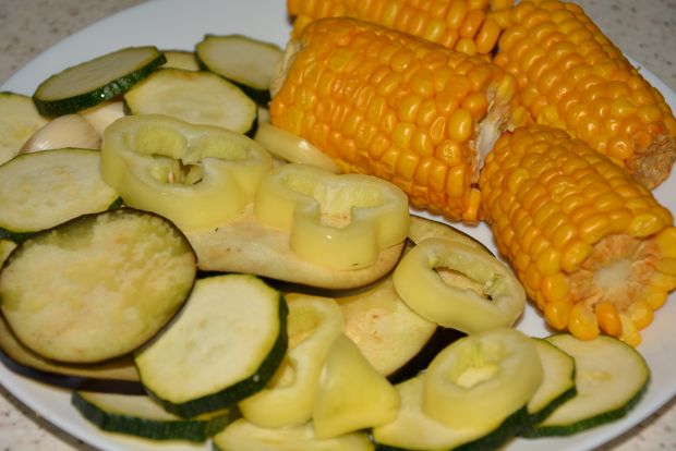 Grillowany łosoś z warzywami i polentą