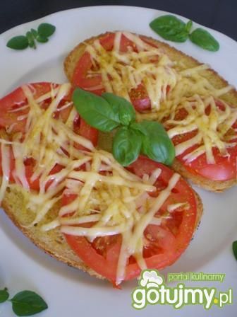 Grzanki z pomidorem i żółtym serem