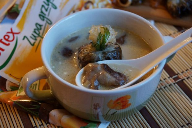 Grzybowa zupa z grzybowymi koszyczkami 