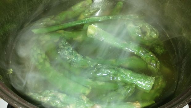 Gulasz drobiowy z zielonymi szparagami