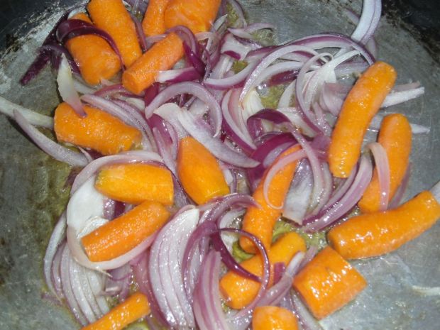 Gulasz warzywny z bobem i marchewką
