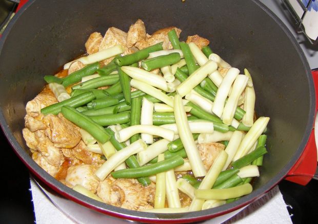 Gulasz warzywny z drobiem, ryżem i kaszą
