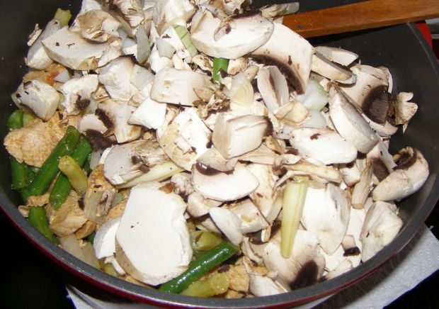 Gulasz warzywny z drobiem, ryżem i kaszą