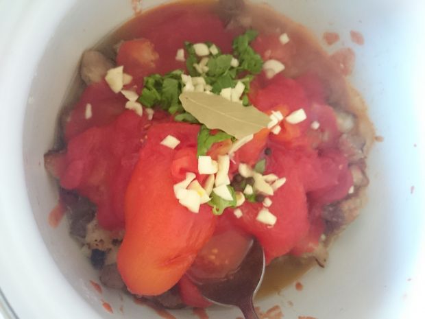 Gulasz wieprzowy z pomidorami i bazylią (z boczku)