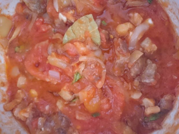 Gulasz wieprzowy z pomidorami i bazylią (z boczku)