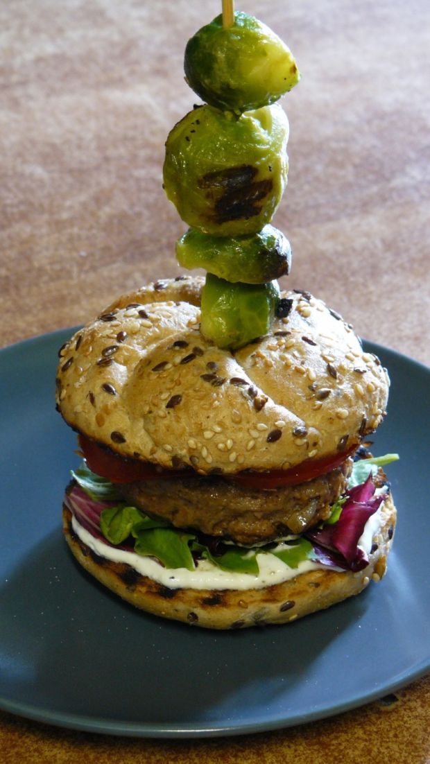 Hamburger z grillowaną brukselką