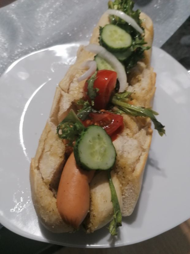 Hot dog z bagietka czosnkowa