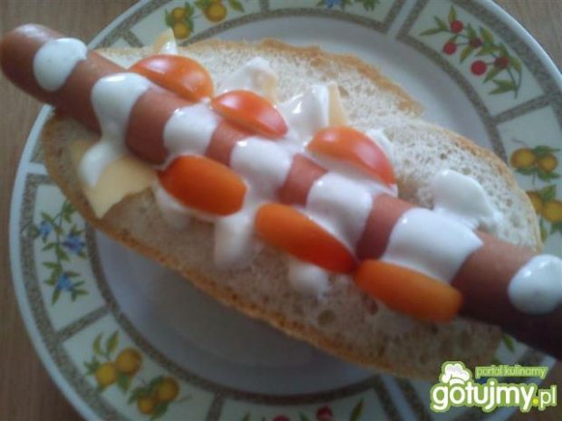 Hot-dog z sosem czosnkowym 