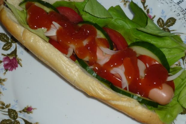 Hot dogi z sałatą, pomidorem i ogórkiem