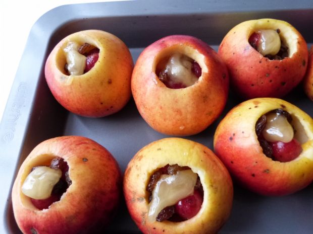 Jabłka pieczone z wiśniami i miodem