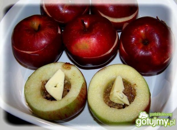 Jabłka z miodem, migdałami  i żurawiną