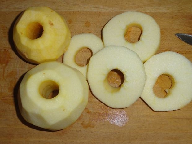 Jabłkowe krążki w cieście cynamonowym