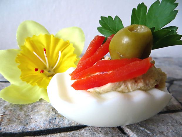 Jaja faszerowane papryką i oliwkami 