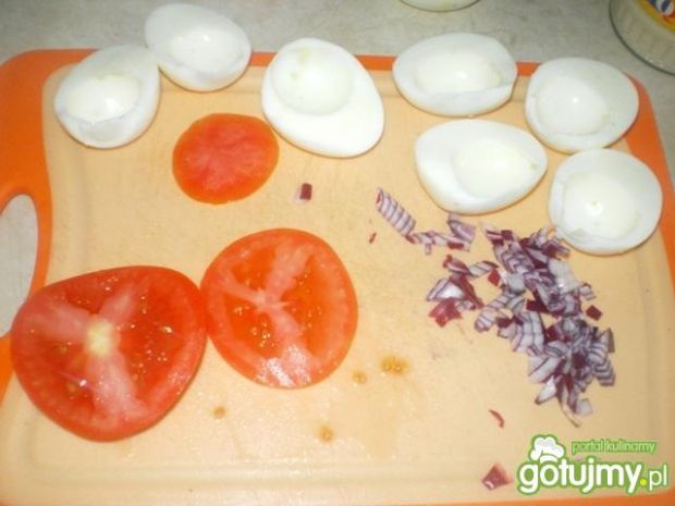 Jajeczna awanturka na pomidorach