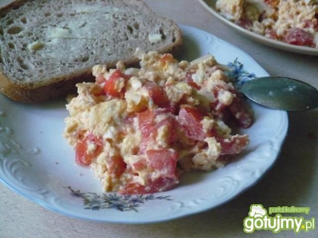 Jajecznica pomidorowo-migdałowo-serowa