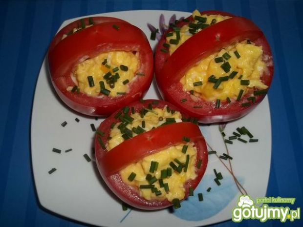 Jajecznica w pomidorowych koszyczkach