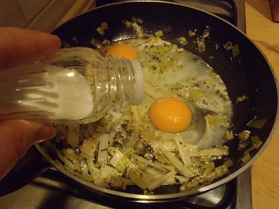 Jajecznica z białymi szparagami