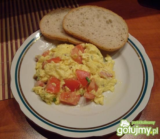 Jajecznica z boczkiem i pomidorem 