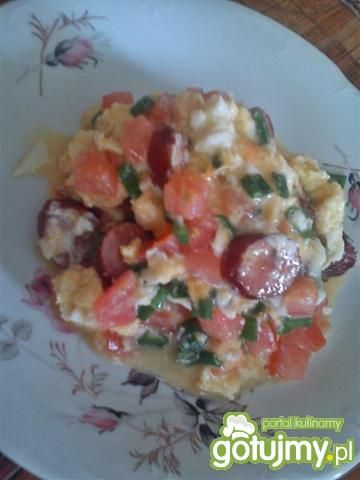 Jajecznica z kabanosem i pomidorem 