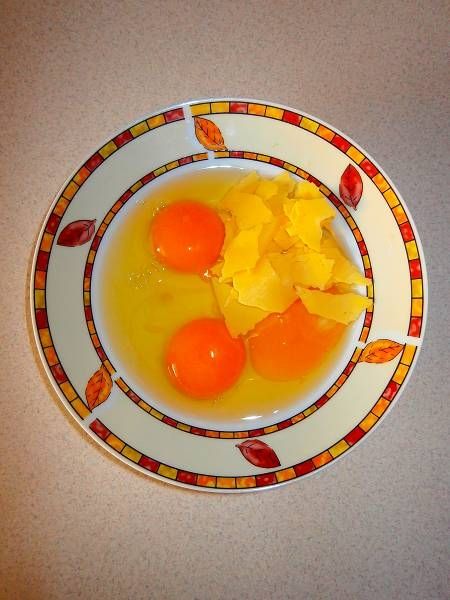 Jajecznica z pieczarkami i żółtym serem