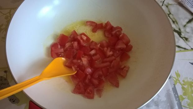 Jajecznica z pomidorem i groszkiem
