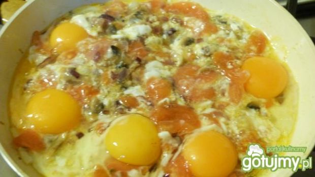 Jajecznica z pomidorem i pieczarkami