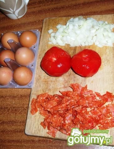 Jajecznica z salami i z warzywami