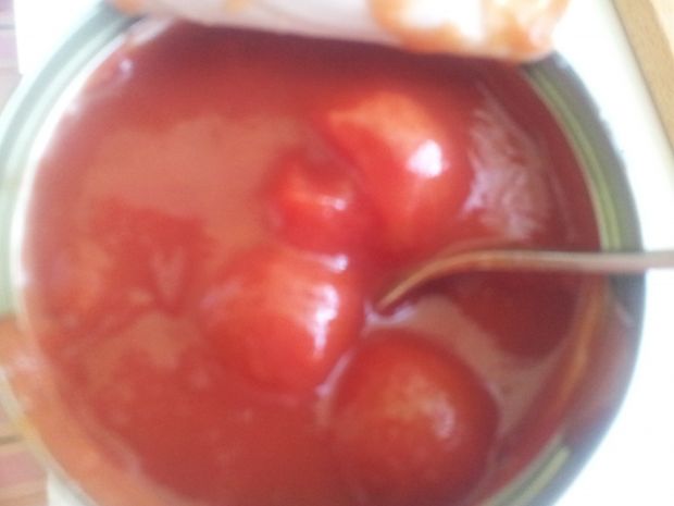 Jajecznica z sosem pomidorowym i pomidorkami .