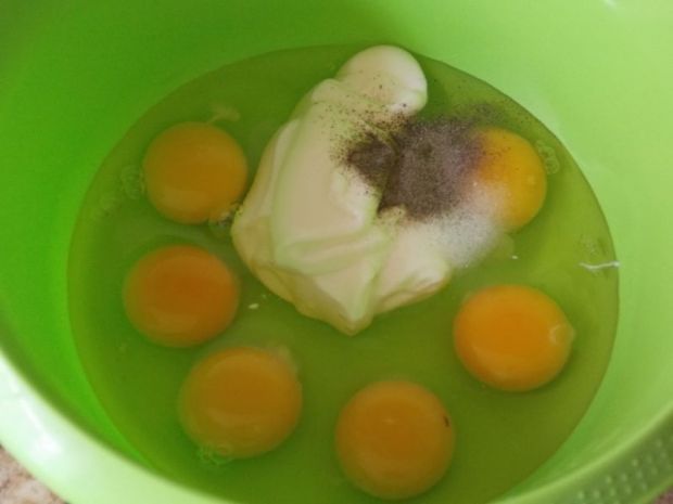 Jajecznica ze szczypiorkiem i kiełkami rzodkiewki