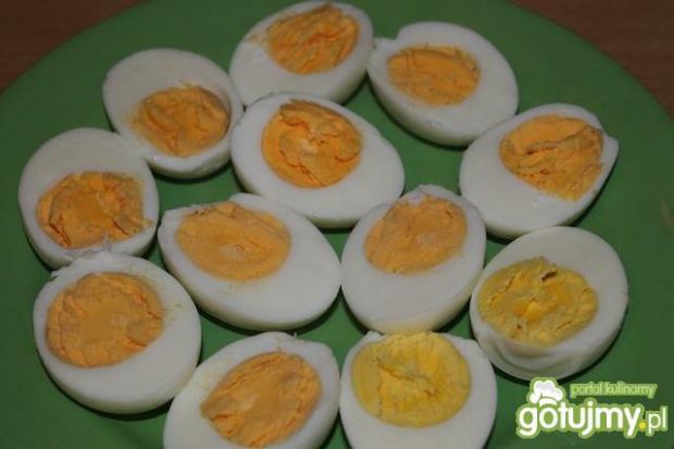 Jajka faszerowane kiełbasą i pietruszką