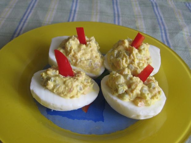 Jajka faszerowane łososiem i ogórkiem