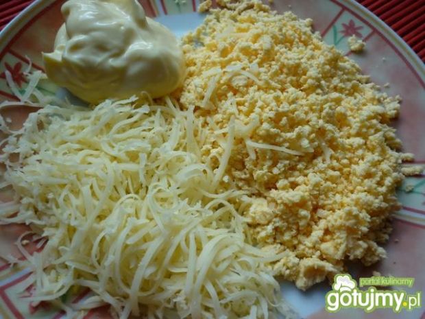 Jajka faszerowane pastą z żółtego sera