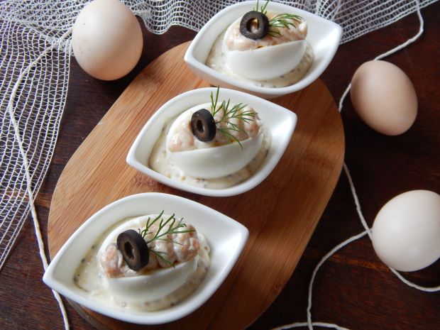 Jajka faszerowane pstrągiem w sosie kaparowym 
