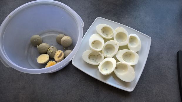 Jajka faszerowane szynką parmeńską i rukolą